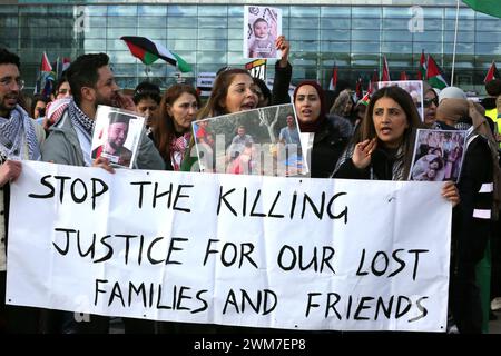 Salford, Großbritannien. Februar 2024. Hunderte von Familien versammeln sich mit ihren Kindern, um gegen die BBC und ihre "voreingenommene" Berichterstattung über die Bombardierung Palästinas zu protestieren. Die Demonstranten forderten ein freies Palästina und einen Waffenstillstand. Die Kinder hielten Drachen in Solidarität mit den Kindern im Gazastreifen auf, die das guiness-Buch der Rekorde für die meisten gleichzeitig geflogenen Drachen halten. Die Kinder verbanden auch Puppen und stellten Plakate zusammen, die einen Haufen Kinderschuhe hinterließen, um die Kinder zu repräsentieren, die in Gaza getötet wurden. Media City, Salford, Großbritannien. Quelle: Barbara Cook/Alamy Live News Stockfoto