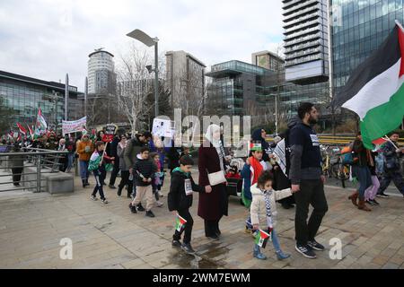 Salford, Großbritannien. Februar 2024. Hunderte von Familien versammeln sich mit ihren Kindern, um gegen die BBC und ihre "voreingenommene" Berichterstattung über die Bombardierung Palästinas zu protestieren. Die Demonstranten forderten ein freies Palästina und einen Waffenstillstand. Die Kinder hielten Drachen in Solidarität mit den Kindern im Gazastreifen auf, die das guiness-Buch der Rekorde für die meisten gleichzeitig geflogenen Drachen halten. Die Kinder verbanden auch Puppen und stellten Plakate zusammen, die einen Haufen Kinderschuhe hinterließen, um die Kinder zu repräsentieren, die in Gaza getötet wurden. Media City, Salford, Großbritannien. Quelle: Barbara Cook/Alamy Live News Stockfoto