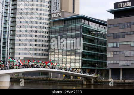 Salford, Großbritannien. Februar 2024. Hunderte von Familien versammeln sich mit ihren Kindern, um gegen die BBC und ihre "voreingenommene" Berichterstattung über die Bombardierung Palästinas zu protestieren. Die Demonstranten forderten ein freies Palästina und einen Waffenstillstand. Die Kinder hielten Drachen in Solidarität mit den Kindern im Gazastreifen auf, die das guiness-Buch der Rekorde für die meisten gleichzeitig geflogenen Drachen halten. Die Kinder verbanden auch Puppen und stellten Plakate zusammen, die einen Haufen Kinderschuhe hinterließen, um die Kinder zu repräsentieren, die in Gaza getötet wurden. Media City, Salford, Großbritannien. Quelle: Barbara Cook/Alamy Live News Stockfoto