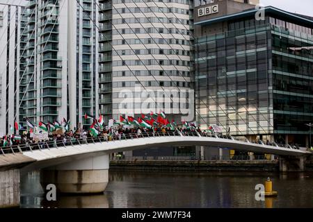 Salford, Großbritannien. Februar 2024. Hunderte von Familien versammeln sich mit ihren Kindern, um gegen die BBC und ihre "voreingenommene" Berichterstattung über die Bombardierung Palästinas zu protestieren. Die Demonstranten forderten ein freies Palästina und einen Waffenstillstand. Die Kinder hielten Drachen in Solidarität mit den Kindern im Gazastreifen auf, die das guiness-Buch der Rekorde für die meisten gleichzeitig geflogenen Drachen halten. Die Kinder verbanden auch Puppen und stellten Plakate zusammen, die einen Haufen Kinderschuhe hinterließen, um die Kinder zu repräsentieren, die in Gaza getötet wurden. Media City, Salford, Großbritannien. Quelle: Barbara Cook/Alamy Live News Stockfoto
