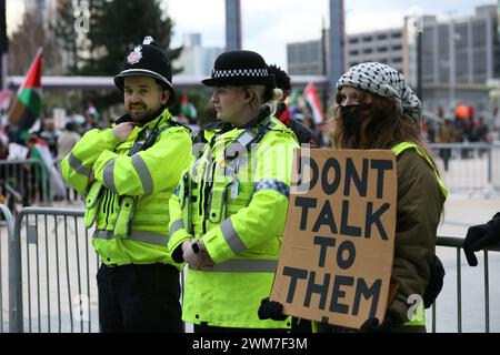 Salford, Großbritannien. Februar 2024. Hunderte von Familien versammeln sich mit ihren Kindern, um gegen die BBC und ihre "voreingenommene" Berichterstattung über die Bombardierung Palästinas zu protestieren. Die Demonstranten forderten ein freies Palästina und einen Waffenstillstand. Die Kinder hielten Drachen in Solidarität mit den Kindern im Gazastreifen auf, die das guiness-Buch der Rekorde für die meisten gleichzeitig geflogenen Drachen halten. Die Kinder verbanden auch Puppen und stellten Plakate zusammen, die einen Haufen Kinderschuhe hinterließen, um die Kinder zu repräsentieren, die in Gaza getötet wurden. Media City, Salford, Großbritannien. Stockfoto