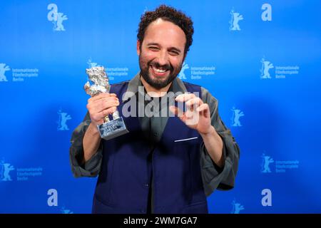 Berlin, Deutschland. Februar 2024. Regisseur Nelson Carlos de Los Santos Arias posiert mit dem Silbernen Bären für den besten Regisseur für „Pepe“ hinter der Bühne während der Preisverleihung bei den 74. Internationalen Filmfestspielen Berlin. Quelle: Nadja Wohlleben/Reuters/Pool/dpa/Alamy Live News Stockfoto