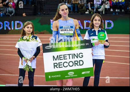 Madrid, Madrid, Spanien. Februar 2024. MADRID, SPANIEN - 23. FEBRUAR: Goldmedaillengewinnerin Andrea Miklos aus Rumänien feiert nach dem Sieg und dem Rekord im 400-Meter-Finale der Frauen während der World Indoor Tour Gold Madrid am 23. Februar 2024 in Madrid, Spanien. (Kreditbild: © Alberto Gardin/ZUMA Press Wire) NUR REDAKTIONELLE VERWENDUNG! Nicht für kommerzielle ZWECKE! Stockfoto