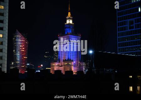 Ukrainer Protestieren Zum Zweiten Jahrestag Der Russischen Invasion. Der Palast der Kultur und Wissenschaft wird in den Farben der ukrainischen Flagge am zweiten Jahrestag der russischen Aggression gegen die Ukraine in Warschau, Polen, am 24. Februar 2024 beleuchtet. Warschau Polen Copyright: XAleksanderxKalkax Stockfoto