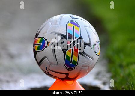 Nottingham am Samstag, den 24. Februar 2024. Puma Rainbow Ball unterstützt LGBTQ während des Spiels der Sky Bet League 2 zwischen Notts County und Crewe Alexandra in der Meadow Lane, Nottingham am Samstag, den 24. Februar 2024. (Foto: Jon Hobley | MI News) Credit: MI News & Sport /Alamy Live News Stockfoto