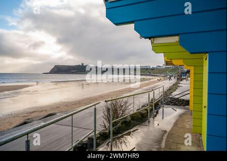 Farbenfrohe Strandhütten mit Blick auf Scarborough North Bay Beach, Yorkshire, England Stockfoto