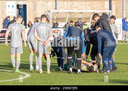 Warrington, Cheshire, Großbritannien. Februar 2024. Großbritannien - während eines Fußballspiels im Spiel der Northern Premier League Premier Division zwischen Warrington Rylands und Gainsborough Trinity erlitt Daniel Devine ein gebrochenes Bein, als ein Spieler von Rylands auf ihn fiel Credit: John Hopkins/Alamy Live News Stockfoto