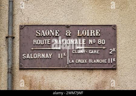 Vintage Saone & Loire Route National No 80 Schild an der Wand in Cluny, Burgund, Frankreich am 6. Juli 2011 Stockfoto