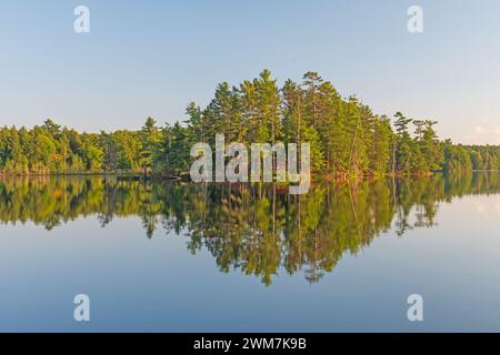 Ruhige Reflexionen am frühen Morgen auf dem Mountain Lake in der Sylvania Wilderness in Michigan Stockfoto