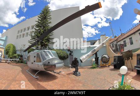 Bogota, Kolumbien. 10-01-2024. Touristen besuchen das Militär- und historische Museum von Bogota. Foto: José Bula Urrutia Stockfoto