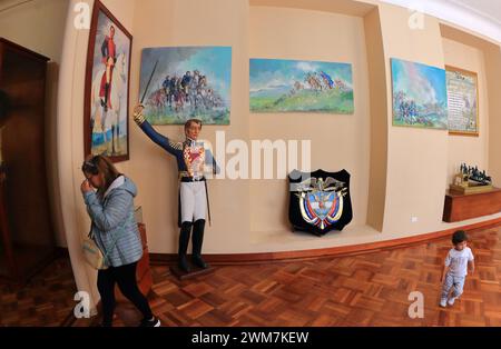 Bogota, Kolumbien. 10-01-2024. Touristen besuchen das Militär- und historische Museum von Bogota. Foto: José Bula Urrutia Stockfoto