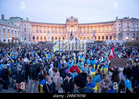 Wien, Österreich. 24. Februar 2024. Ukraine-Demo Marsch des Lichtes anlässlich des Jahrestags des russischen Überfalls auf die Ukraine in Wien. Wien *** Wien, Österreich 24. Februar 2024 Ukraine Demo Marsch des Lichts anlässlich des Jahrestages der russischen Invasion der Ukraine in Wien Stockfoto