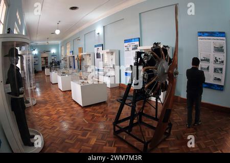 Bogota, Kolumbien. 10-01-2024. Touristen besuchen das Militär- und historische Museum von Bogota. Foto: José Bula Urrutia Stockfoto