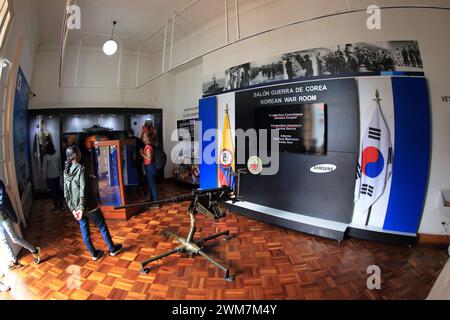 Bogota, Kolumbien. 10-01-2024. Touristen besuchen das Militär- und historische Museum von Bogota. Foto: José Bula Urrutia Stockfoto