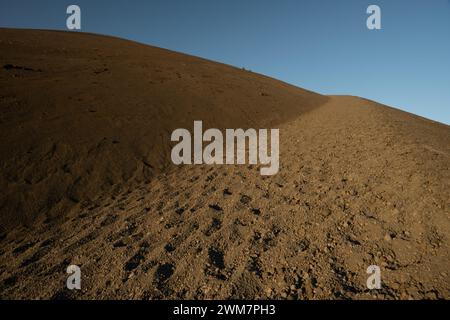 Die Lava Rocks bilden den steilen Trail zum Top of Cinder Cone in Lassen Stockfoto