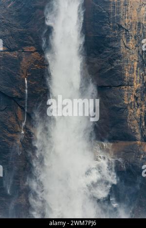 Hauptstrom zusammen mit einem kleinen Seitenstrom von der Mauer in der Mitte der Yosemite Falls im Sommer Stockfoto