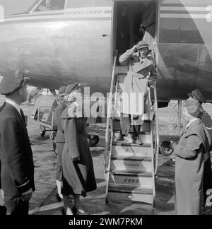 Oktober 1955. Amsterdam, Niederlande. Porträt bei der Ankunft in Schiphol von Danny Kaye. Amerikanischer Schauspieler, Sänger und Komiker, auf einem Besuch in den Niederlanden. Stockfoto