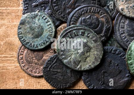 Antike römische Münzen mit Kaiserporträts aus nächster Nähe, Stapel von altem Metallgeld auf Vintage-Hintergrund, Blick von oben. Konzept von Rom, Reich, Textur, colle Stockfoto