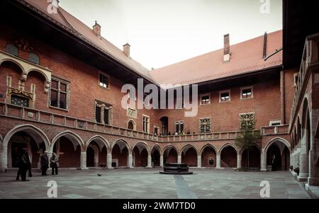 Collegium Maius - ältestes Gebäude der Jagiellonen-Universität. Blick auf den Innenhof aus dem 15. Jahrhundert im gotischen Stil. Stockfoto