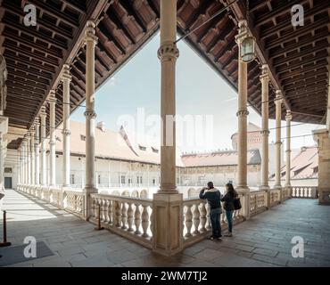 Innenhof des Wawel-Schlosses aus dem 16. Jahrhundert. Blick von der oberen Etage auf die gestuften Arkaden des Renaissance-Hofes. Stockfoto