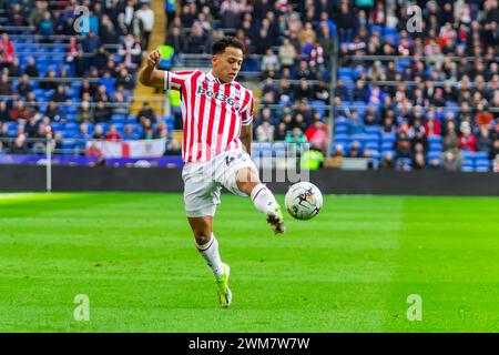 Cardiff, Großbritannien. Februar 2024. Million Manhoef of Stoke City in Aktion während des EFL Skybet Meisterschaftsspiels, Cardiff City gegen Stoke City im Cardiff City Stadium in Cardiff, Wales am Samstag, den 24. Februar 2024. Dieses Bild darf nur für redaktionelle Zwecke verwendet werden. Nur redaktionelle Verwendung, Bild nach Credit: Andrew Orchard Sportfotografie/Alamy Live News Stockfoto