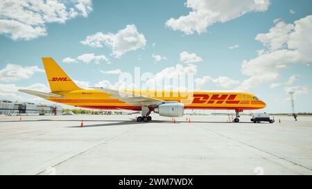 DHL CARGO Boeing 757 (D-ALED) parkt auf dem Vorfeld; Seitenansicht des Flugzeugs Stockfoto