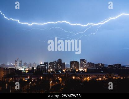 Blitz über Kiew in der Nacht im Mai. Ich sah das Gewitter kommen, also stellte ich meine Kamera auf ein Stativ und ließ sie ständig den Himmel schießen. Stockfoto