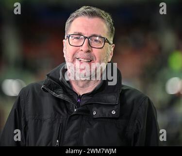 Wigan, Großbritannien. Februar 2024. Sender Mark Chapman von der BBC vor dem Spiel, während des World Club Challenge Matches 2024 Wigan Warriors vs Penrith Panthers im DW Stadium, Wigan, Großbritannien, 24. Februar 2024 (Foto: Cody Froggatt/News Images) in Wigan, Großbritannien am 24. Februar 2024. (Foto: Cody Froggatt/News Images/SIPA USA) Credit: SIPA USA/Alamy Live News Stockfoto