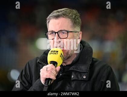 Wigan, Großbritannien. Februar 2024. Sender Mark Chapman von der BBC vor dem Spiel, während des World Club Challenge Matches 2024 Wigan Warriors vs Penrith Panthers im DW Stadium, Wigan, Großbritannien, 24. Februar 2024 (Foto: Cody Froggatt/News Images) in Wigan, Großbritannien am 24. Februar 2024. (Foto: Cody Froggatt/News Images/SIPA USA) Credit: SIPA USA/Alamy Live News Stockfoto