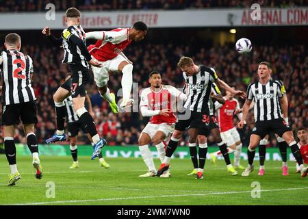 Emirates Stadium, London, Großbritannien. Februar 2024. Premier League Football, Arsenal gegen Newcastle United; Gabriel of Arsenal gewinnt den Kopfball in Richtung Tor und Arsenal-Treffer für 1-0, als Botman in Minute 18 seinen eigenen Torhüter aus dem Knie holte Stockfoto