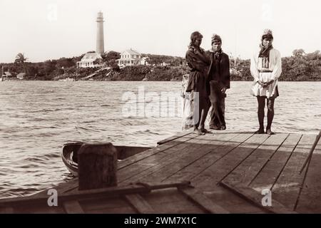 Seminolenindianer stehen auf einem Dock gegenüber dem Jupiter Inlet vom Jupiter Lighthouse in Jupiter, Florida, 1880er Stockfoto