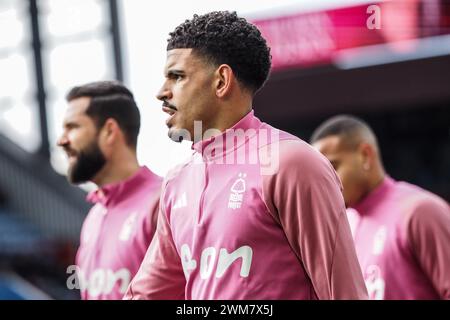 Birmingham, Großbritannien. Februar 2024. Birmingham, England, 24. Februar 2024: Morgan Gibbs-White (10 Nottingham Forest) wärmt sich während des Premier League-Fußballspiels zwischen Aston Villa und Nottingham Forest im Villa Park in Birmingham auf (Natalie Mincher/SPP). /Alamy Live News Stockfoto