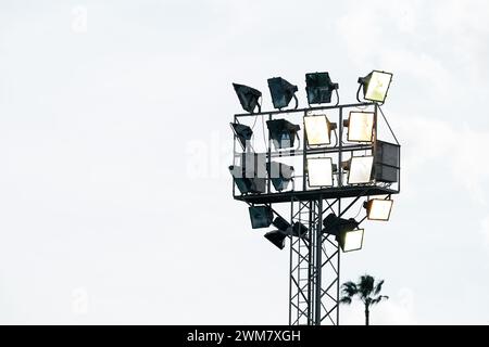 Marbella, Spanien. Februar 2024. Marbella, Spanien, 23. Februar 2024: Stadionlichter während des Freundschaftsfußballspiels zwischen Polen und der Schweiz im Marbella Football Center in Marbella, Spanien. (Daniela Porcelli/SPP) Credit: SPP Sport Press Photo. /Alamy Live News Stockfoto