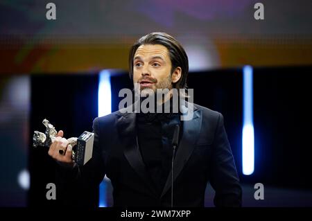 Berlin, Deutschland. Februar 2024. Schauspieler Sebastian Stan auf der Bühne während der Preisverleihung bei der Abschlussgala im Berlinale Palast, nachdem er für seine Rolle in „A Different man“ einen Silbernen Bären in der Kategorie „Best Acting Performance“ in einer Hauptrolle gewonnen hatte. Die 74. Internationalen Filmfestspiele Berlin finden vom 15. Bis 25. Februar 2024 statt. Quelle: Monika Skolimowska/dpa/Alamy Live News Stockfoto