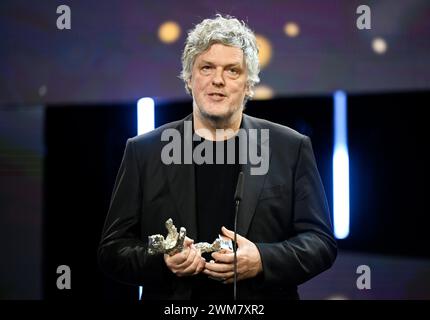 Berlin, Deutschland. Februar 2024. Matthias Glasner stand während der Preisverleihung bei der Abschlussgala im Berlinale Palast auf der Bühne, nachdem er für das Buch des Films „Dying“ einen Silbernen Bären in der Kategorie Bestes Drehbuch gewonnen hatte. Die 74. Internationalen Filmfestspiele Berlin finden vom 15. Bis 25. Februar 2024 statt. Quelle: Monika Skolimowska/dpa/Alamy Live News Stockfoto