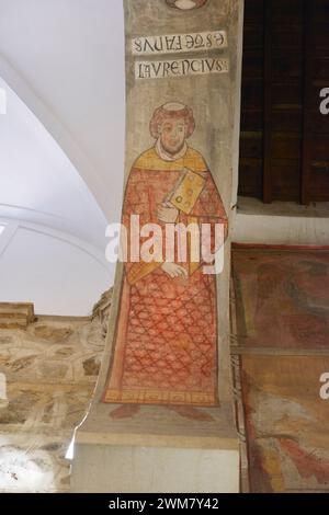 Spanien, Toledo. Kirche San Román. Erbaut im Mudéjar-Stil im 13. Jahrhundert. Wandmalerei in den Intrados eines der Bögen, die St. Lawrence (Laurentius), Diakon-Märtyrer. Stockfoto