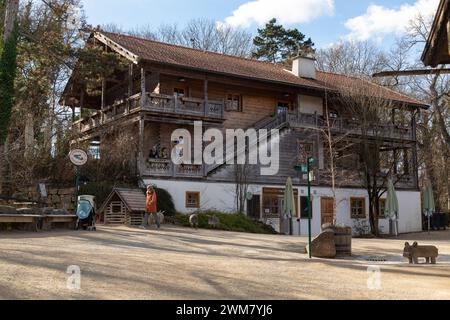 Tirolerhof, ein echter Bauernhof aus dem Tiroler Bergland Österreich, Zoo Schönbrunn, Wien, Österreich. Stockfoto