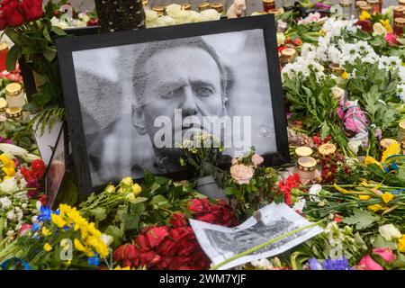 RIGA, LETTLAND. Februar 2024. Die Menschen zollen Alexej Nawalny in der Nähe der russischen Botschaft in Lettland Tribut. Stockfoto