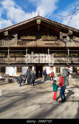 Tirolerhof, ein echter Bauernhof aus dem Tiroler Bergland Österreich, Zoo Schönbrunn, Wien, Österreich. Stockfoto