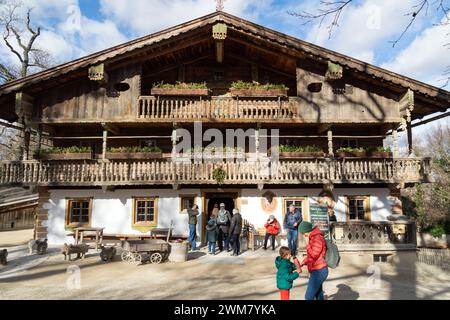 Tirolerhof, ein echter Bauernhof aus dem Tiroler Bergland Österreich, Zoo Schönbrunn, Wien, Österreich. Stockfoto