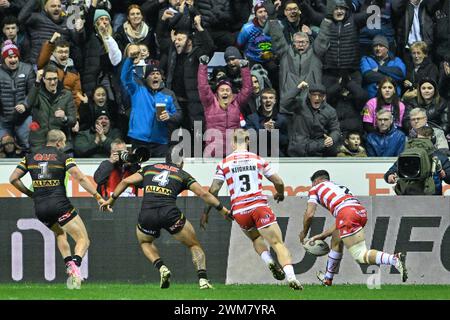 Wigan, Großbritannien. Februar 2024. Abbas Miski von Wigan Warriors versucht, es 4-0 beim World Club Challenge Match Wigan Warriors gegen Penrith Panthers 2024 im DW Stadium, Wigan, Großbritannien, 24. Februar 2024 (Foto: Cody Froggatt/News Images) in Wigan, Großbritannien am 24. Februar 2024 zu schaffen. (Foto: Cody Froggatt/News Images/SIPA USA) Credit: SIPA USA/Alamy Live News Stockfoto