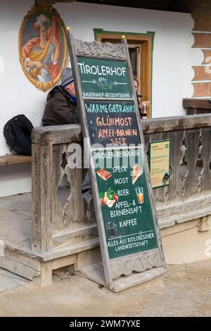 Tirolerhof, ein echter Bauernhof aus dem Tiroler Bergland Österreich, Zoo Schönbrunn, Wien, Österreich. Stockfoto