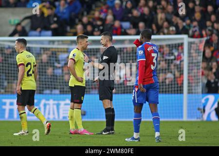 London, Großbritannien. Februar 2024. London, 24. Februar 2024: Schiedsrichter Lewis Smith erklärt Johann Guomundsson aus Burnley während des Premier League-Spiels zwischen Crystal Palace und Burnley im Selhurst Park am 24. Februar 2024 in London. (Pedro Soares/SPP) Credit: SPP Sport Press Photo. /Alamy Live News Stockfoto