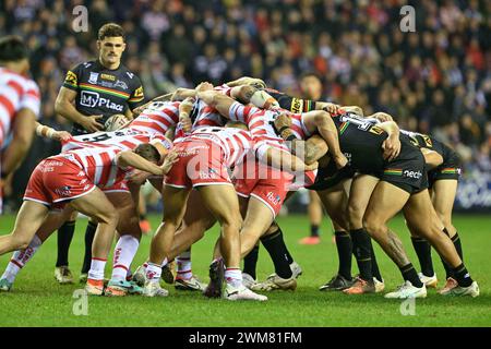 Wigan, Großbritannien. Februar 2024. Zwei Teams machen sich bereit für einen Scrum, während des World Club Challenge Matches Wigan Warriors gegen Penrith Panthers 2024 im DW Stadium, Wigan, Großbritannien, 24. Februar 2024 (Foto: Cody Froggatt/News Images) in Wigan, Großbritannien am 24. Februar 2024. (Foto: Cody Froggatt/News Images/SIPA USA) Credit: SIPA USA/Alamy Live News Stockfoto