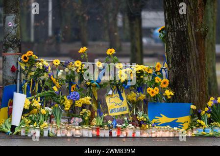 RIGA, Lettland. Februar 2024. In der Nähe der ukrainischen Botschaft in Lettland zollt man der Ukraine Anerkennung. Zwei Jahre, seit Russland einen brutalen Krieg gegen die Ukraine begonnen hat. Quelle: Gints Ivuskans/Alamy Live News Stockfoto