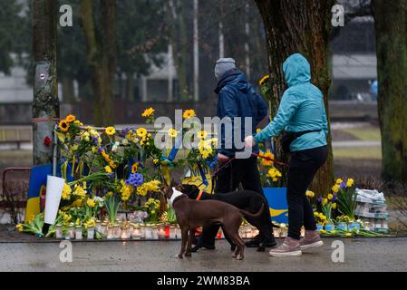 RIGA, Lettland. Februar 2024. In der Nähe der ukrainischen Botschaft in Lettland zollt man der Ukraine Anerkennung. Zwei Jahre, seit Russland einen brutalen Krieg gegen die Ukraine begonnen hat. Quelle: Gints Ivuskans/Alamy Live News Stockfoto