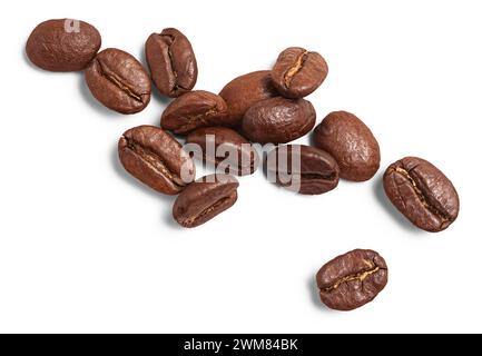 Eine Nahaufnahme reichhaltiger, aromatischer Kaffeebohnen, isoliert vor einem sauberen, weißen Hintergrund. Die Bohnen sind in verschiedenen Brauntönen gehalten und haben ein glänzendes Öl Stockfoto