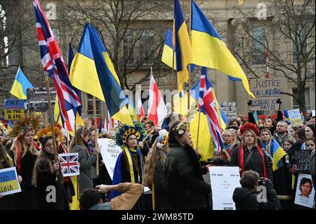 Marmorbogen, London, Großbritannien. Februar 2024. Tausende Kundgebungen auf dem Trafalgar Square in London anlässlich des 2. Jahrestages der russischen Invasion in der Ukraine. Demonstrieren Sie gegen Putin (und Trump), dass Europa immer noch gegen seinen geistlosen Krieg ist. Der ukrainische marsch, um den Krieg für zwei Jahre zu stoppen, ist verheerend für ukrainische Familien, Städte und psychische Gesundheit. Russland marschierte am 24. Februar 2022 um 4 Uhr morgens in die Ukraine ein. Quelle: Siehe Li/Picture Capital/Alamy Live News Stockfoto