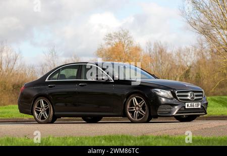 Milton Keynes, UK-Feb 23rd 2024: 2016 schwarzes Mercedes Benz E 220 d amg Line Dieselmotor Auto fährt auf einer englischen Straße Stockfoto