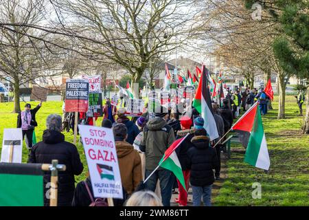 Bradford, Großbritannien. FEBRUAR 2024. Pro-palästinensische Demonstranten versammeln sich am Ausgangspunkt für den palästinensermarsch des WY an der Kreuzung von Gipsy ST und Leeds RD. Credit Milo Chandler/Alamy Live News Stockfoto